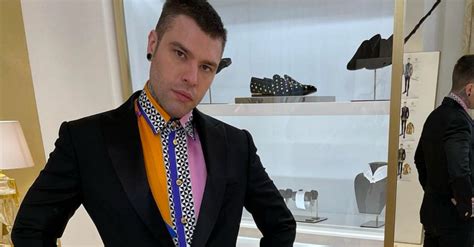 Fedez, la camicia indossata a Sanremo nasconde 